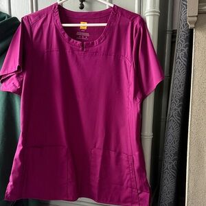 WonderWink Women's Short-Sleeve Scrub Top in wine nwot